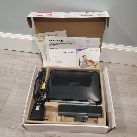 NETGEAR N750 WiFi 300+450Mbps Dual Band Gigabit Router (WNDR4300) - Picture 1 of 6